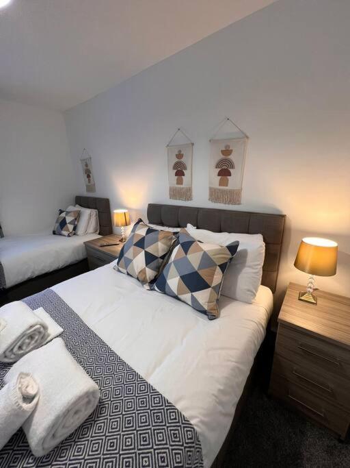 Bridge Place - Spacious Home With Plenty Of Beds! Merthyr Tydfil Exteriör bild