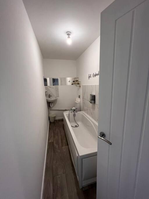 Bridge Place - Spacious Home With Plenty Of Beds! Merthyr Tydfil Exteriör bild