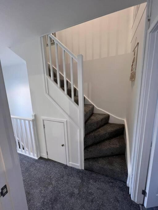 Bridge Place - Spacious Home With Plenty Of Beds! Merthyr Tydfil Exteriör bild